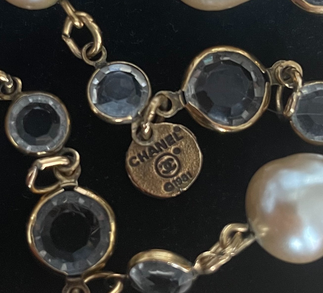 Authentic Vintage Chanel 1981 Gripoix Pearl Crystal Sautoir Necklace 35″ Gold