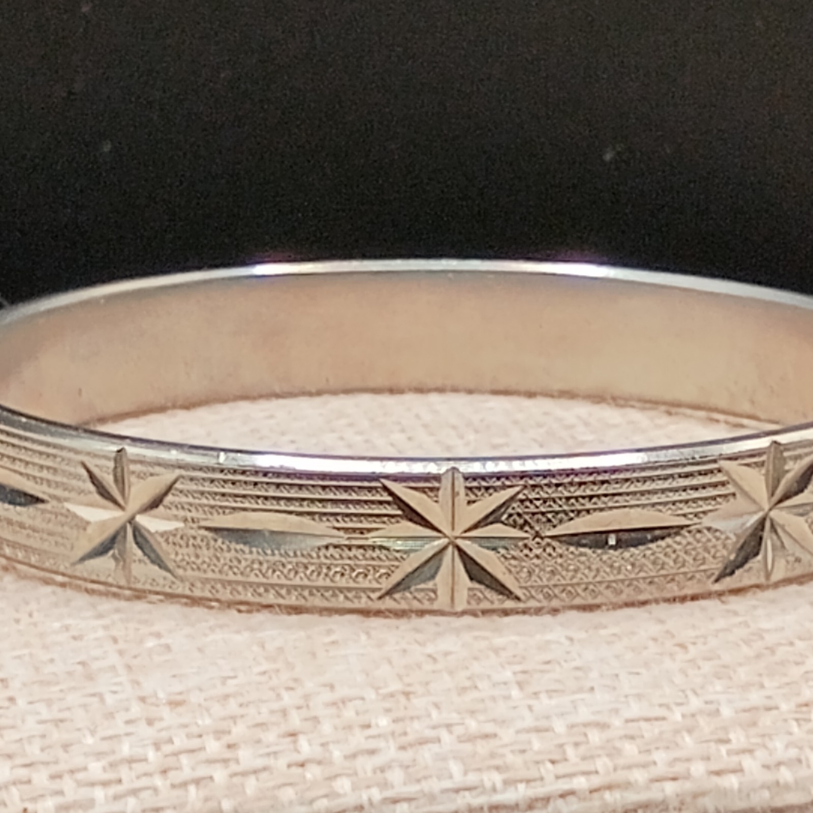Vintage Silver Tone Hinged Bangle Bracelet 7″ Etched Stars Celestial Push Lock