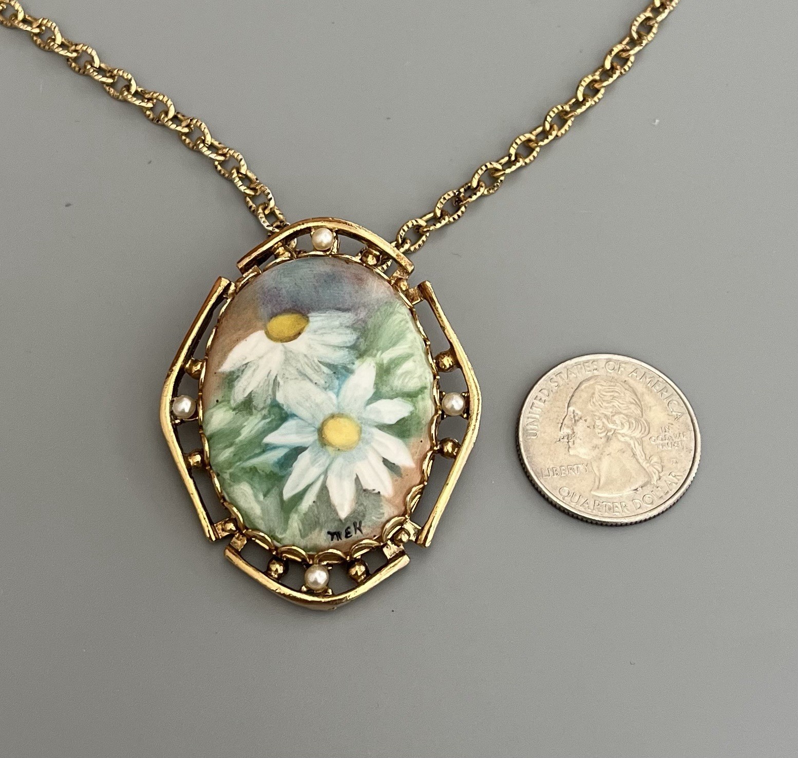 VTG Hand Painted Porcelain Daisy Cameo Brooch Pendant Necklace Gold Tone Oval 2”