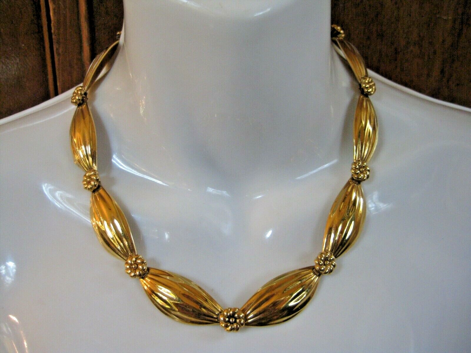 Monet Ribbon Rosette Link Necklace Exceptional Early Vintage Bright Gold Plate