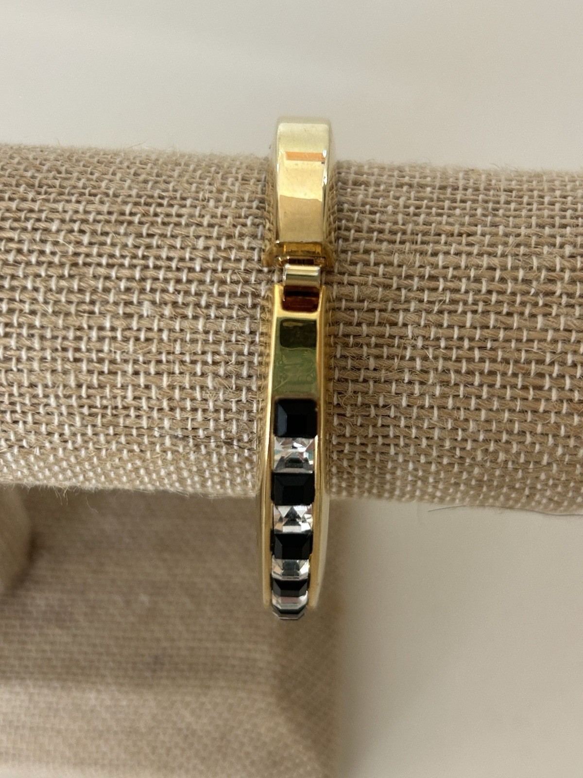 GOLD TONE BLACK & CLEAR RHINESTONE HINGED BANGLE BRACELET 6.5″ PRISTINE