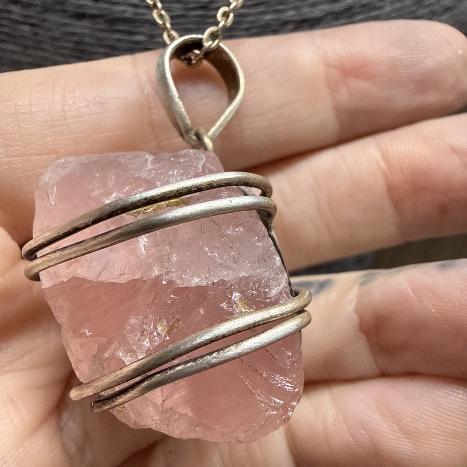 RETRO Rose Quartz Pendant Necklace Silver Tone Chain 46cm/18″ Nugget Wire Wrap