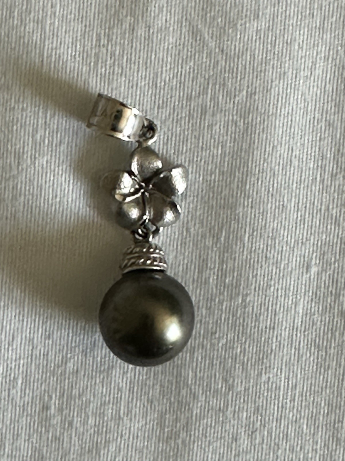 14K white gold plumeria 9mm Tahitian black pearl pendant 1.95g