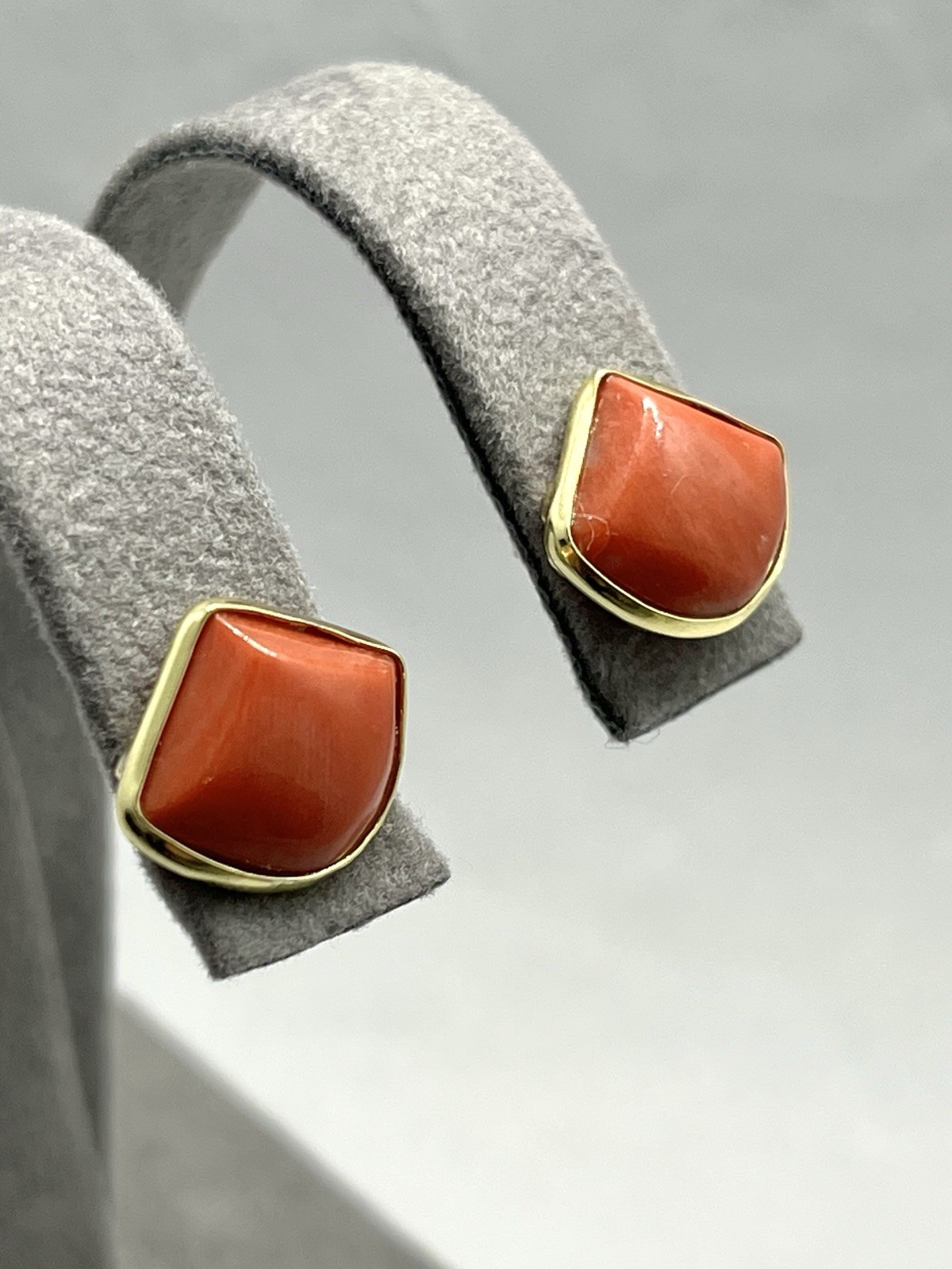 Mediterranean Red Coral Earrings 12x14mm in 18kt Gold – Fan – Italy