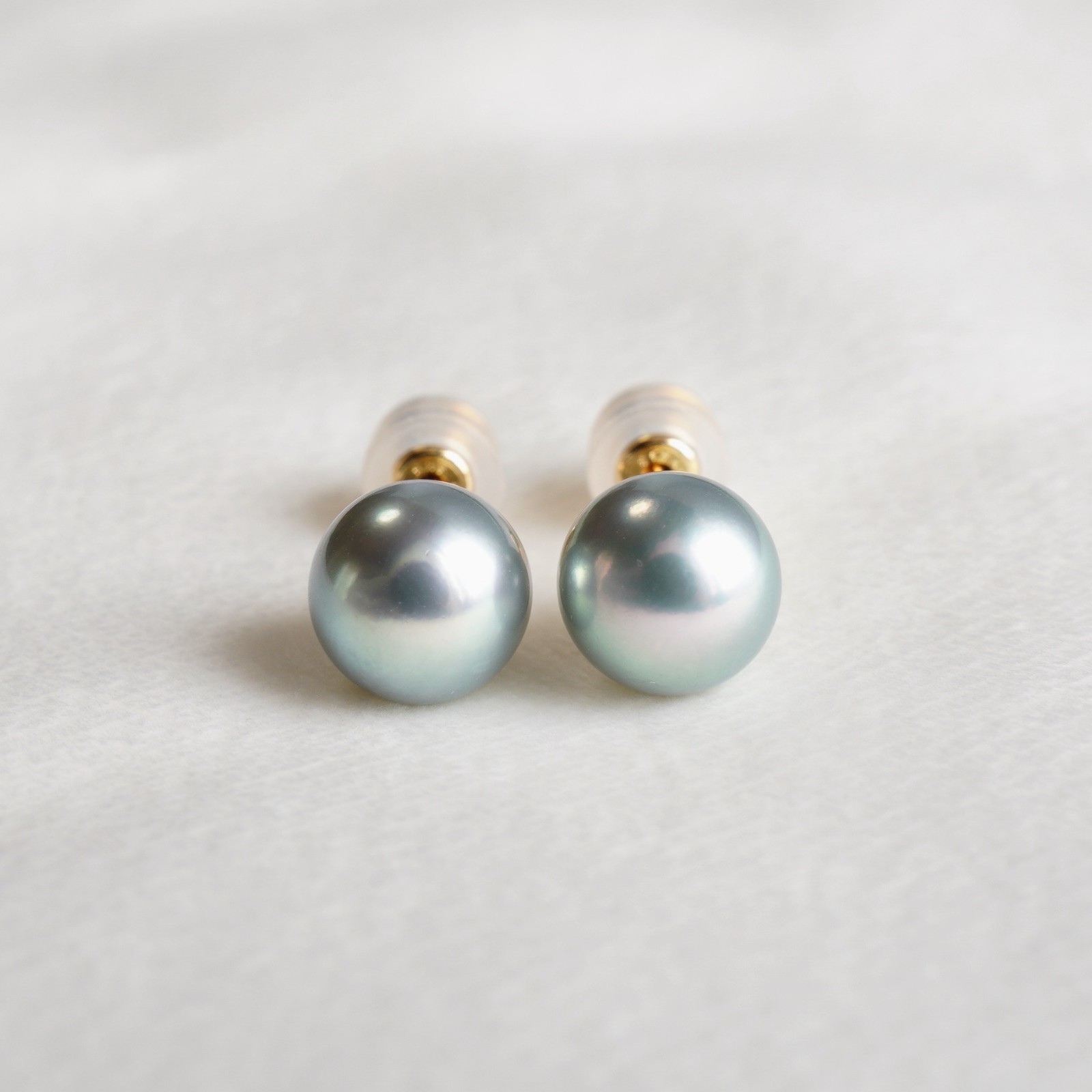 High Luster 8.7mm Round Gray-Blue Japanese Akoya Pearl Stud Earrings 18K Gold