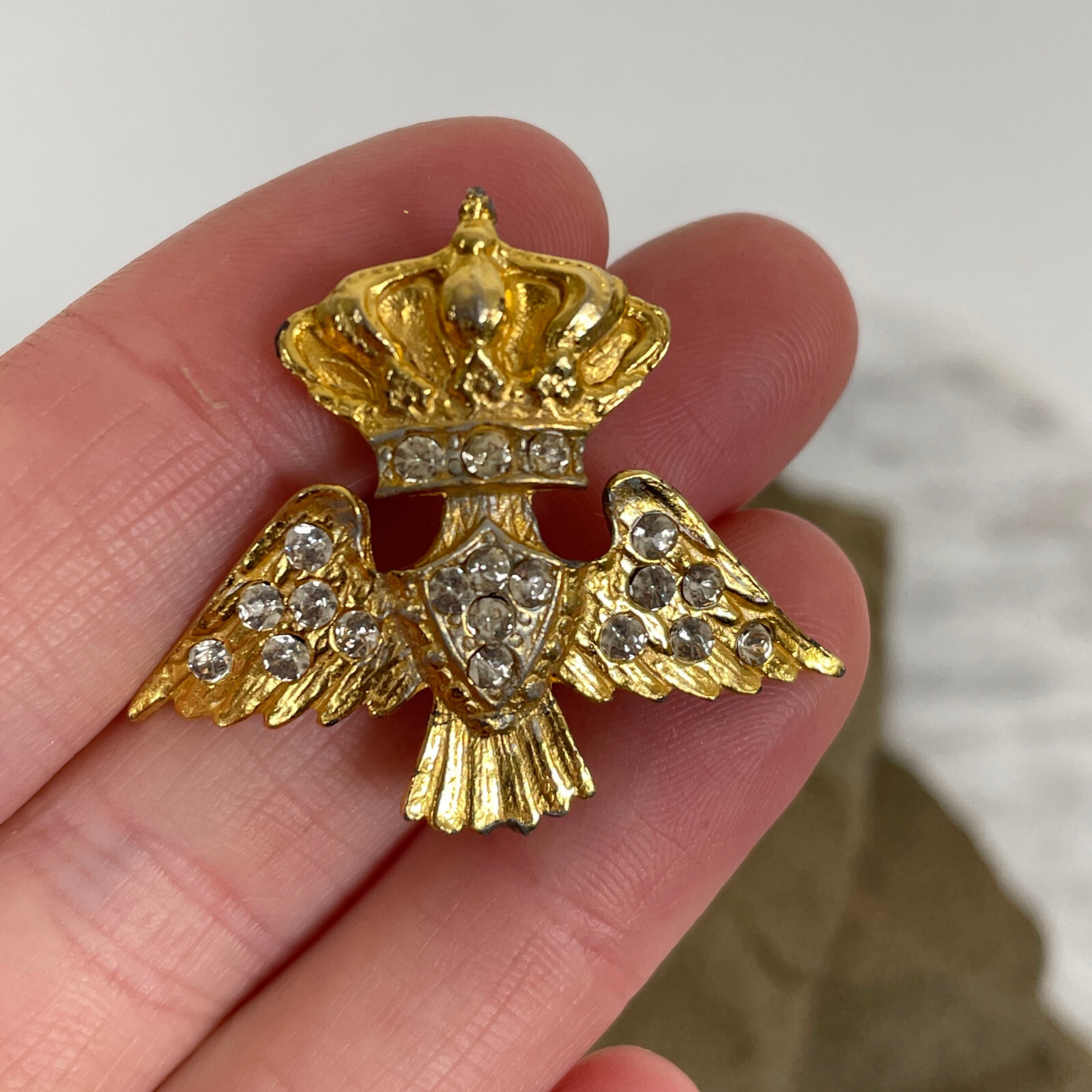 Vintage Gold Tone CROWN EAGLE WINGS BROOCH Royal Queen Rhinestone Jewelry 50s ?