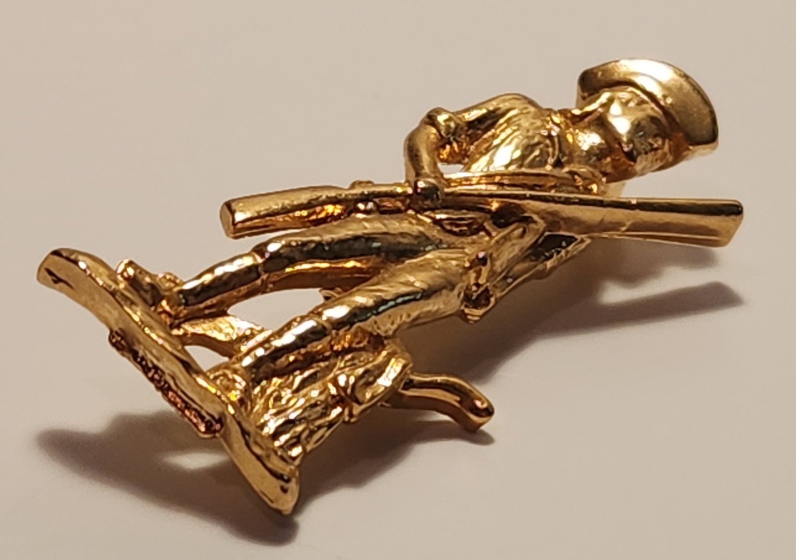 Vintage Minuteman Soldier w/Rifle Pin Gold Tone Cinerama Cranston As Pictured