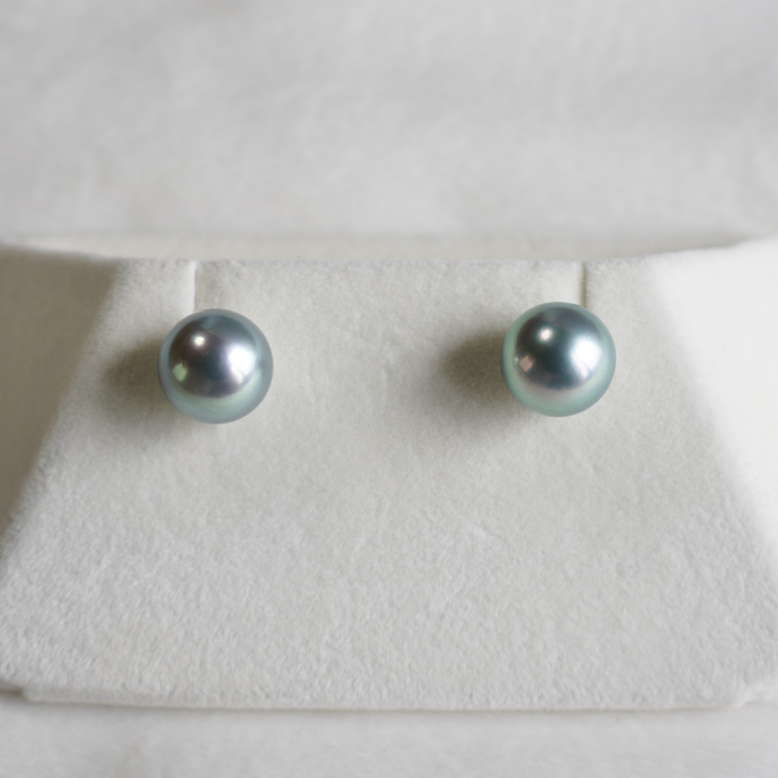 High Luster 8.7mm Round Gray-Blue Japanese Akoya Pearl Stud Earrings 18K Gold