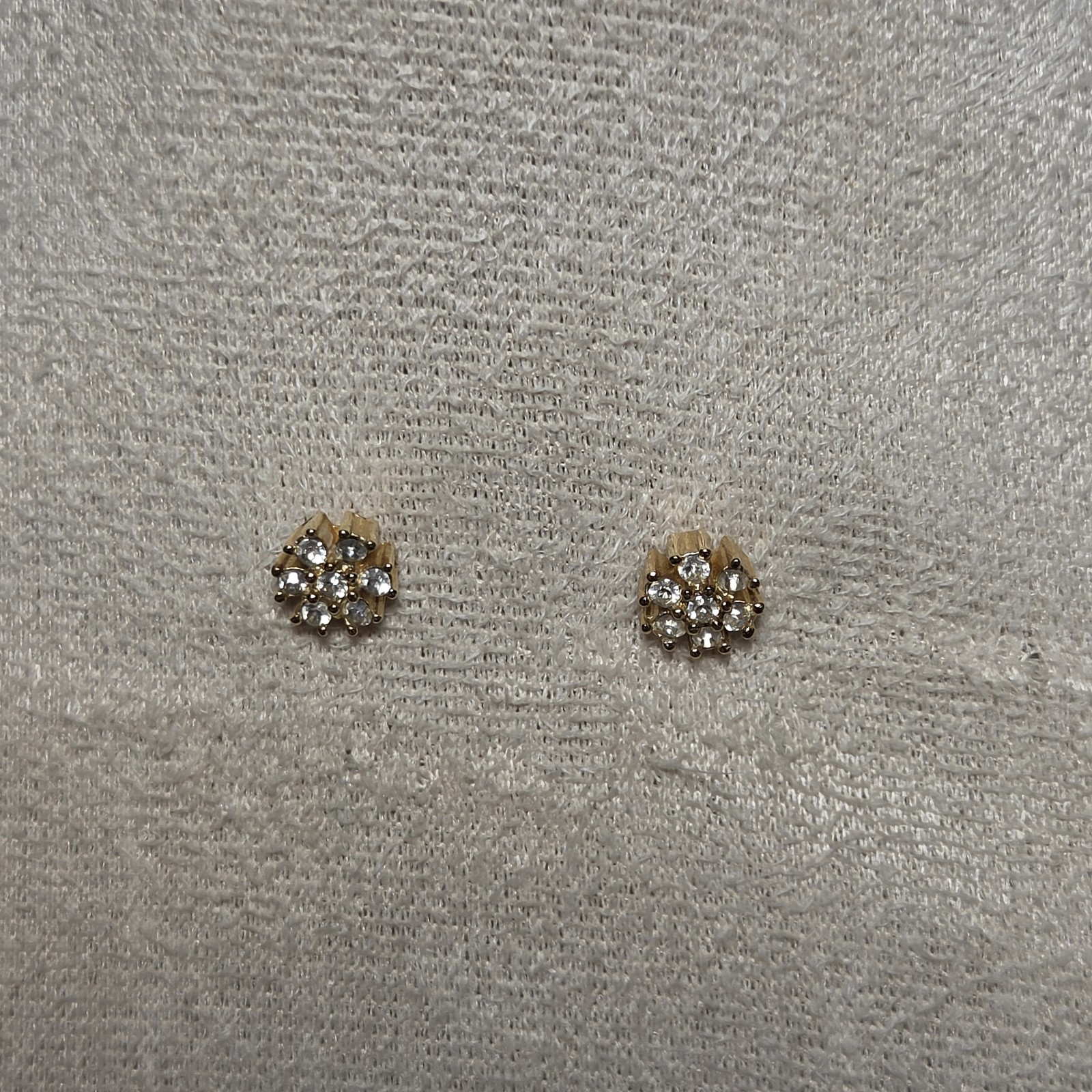 Beautiful Gold-tone Floral Crystal Stud Earrings With A Sparkling, Elegant…