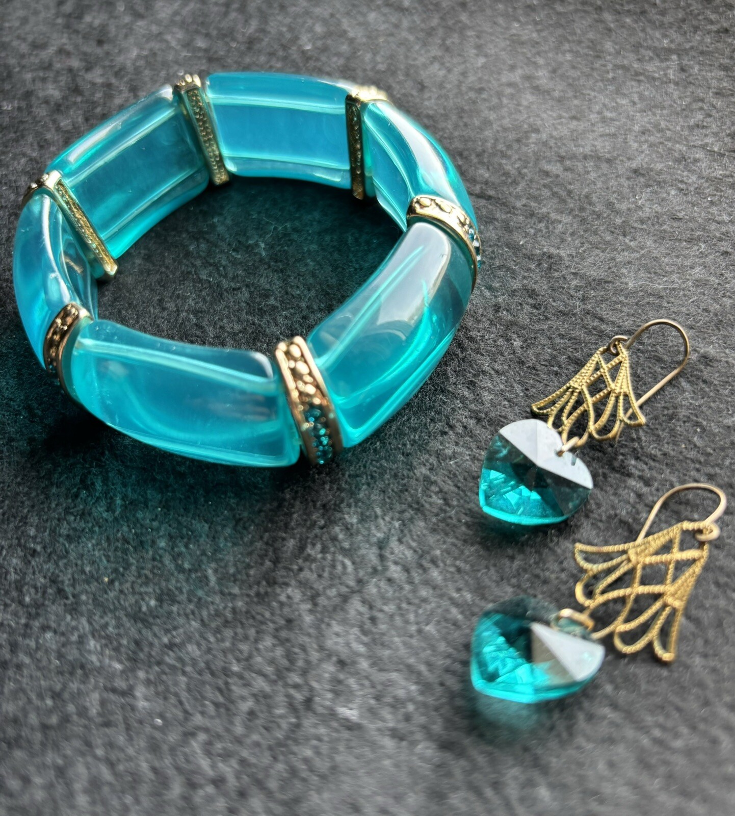 Vtg Bangle Resin & Rhinestone Bracelet W/ Heart Crystal Faceted Earrings Aqua