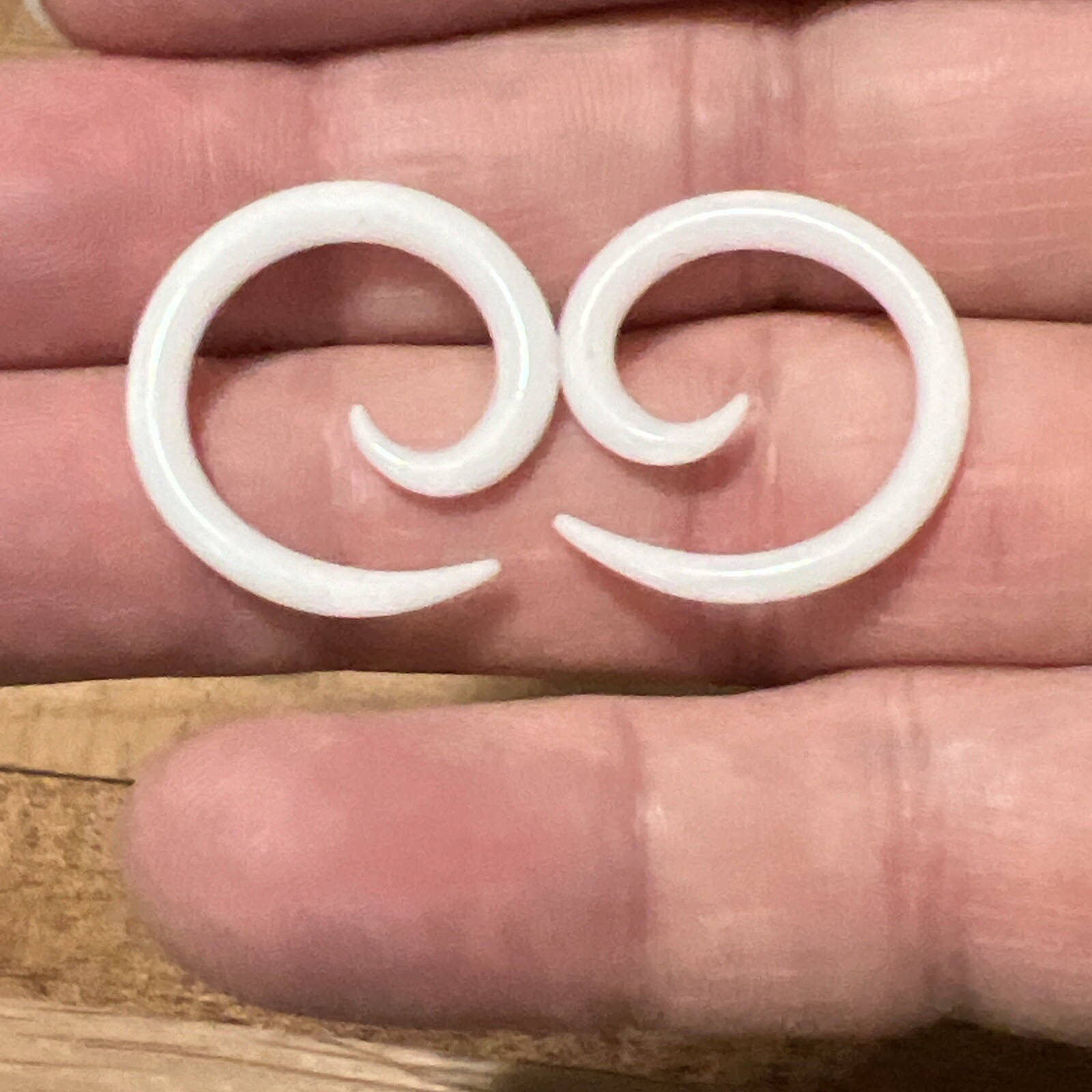 PAIR OF WHITE PYREX GLASS SPIRALS GAUGES PLUGS TALONS SMALL DIAMETER SPIRAL