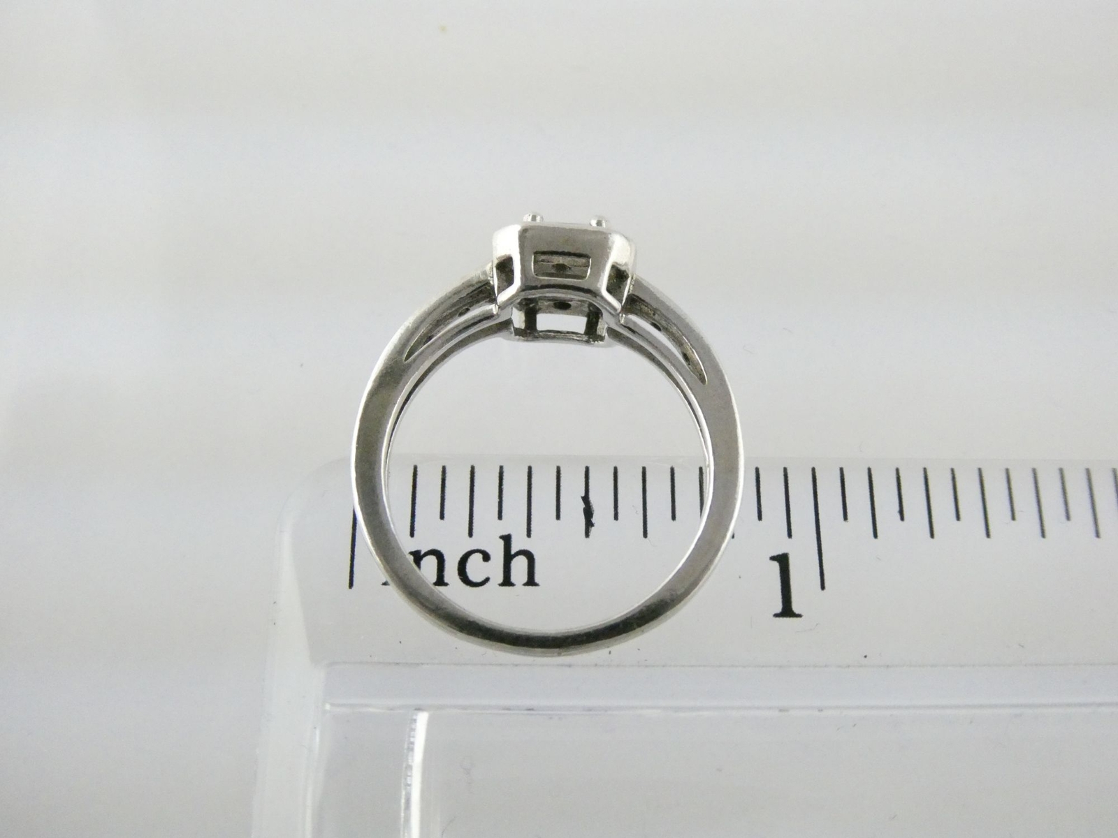 AVON Sterling Silver Aquamarine and Crystal Halo Setting Ring 3.2 Grams Size 7