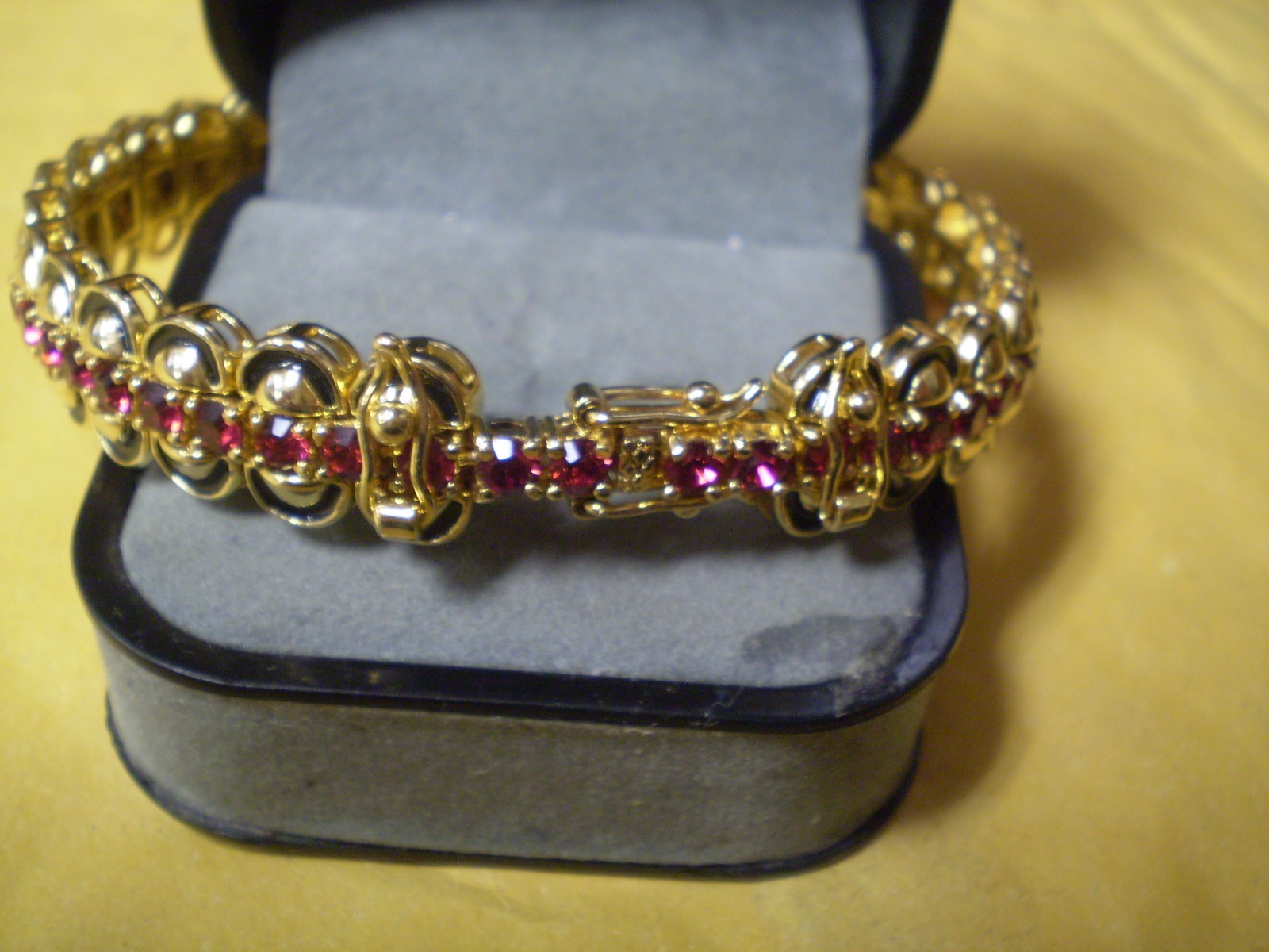 Signed Joan Rivers Vintage Ladies Faux Ruby Jacket Bracelet 25.0 grams