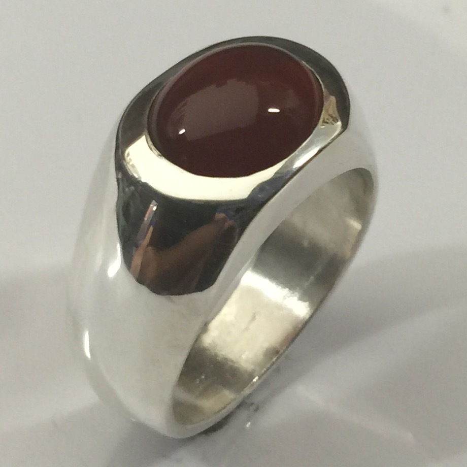 MJG STERLING SILVER MEN’S RING. 12 X 10mm OVAL CARNELIAN CAB. SIZE 10
