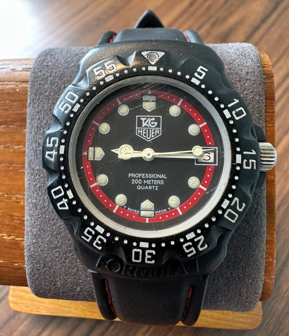 TAG Heuer Formula 1 Quartz 200m Black/Red Dial Date Black Rubber Strap