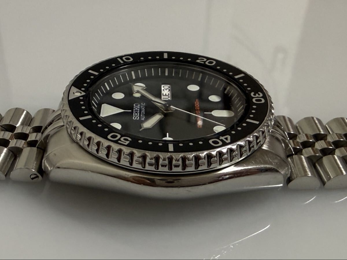 Seiko SKX007J Men’s 42mm Stainless Steel Automatic Dual Date Wristwatch