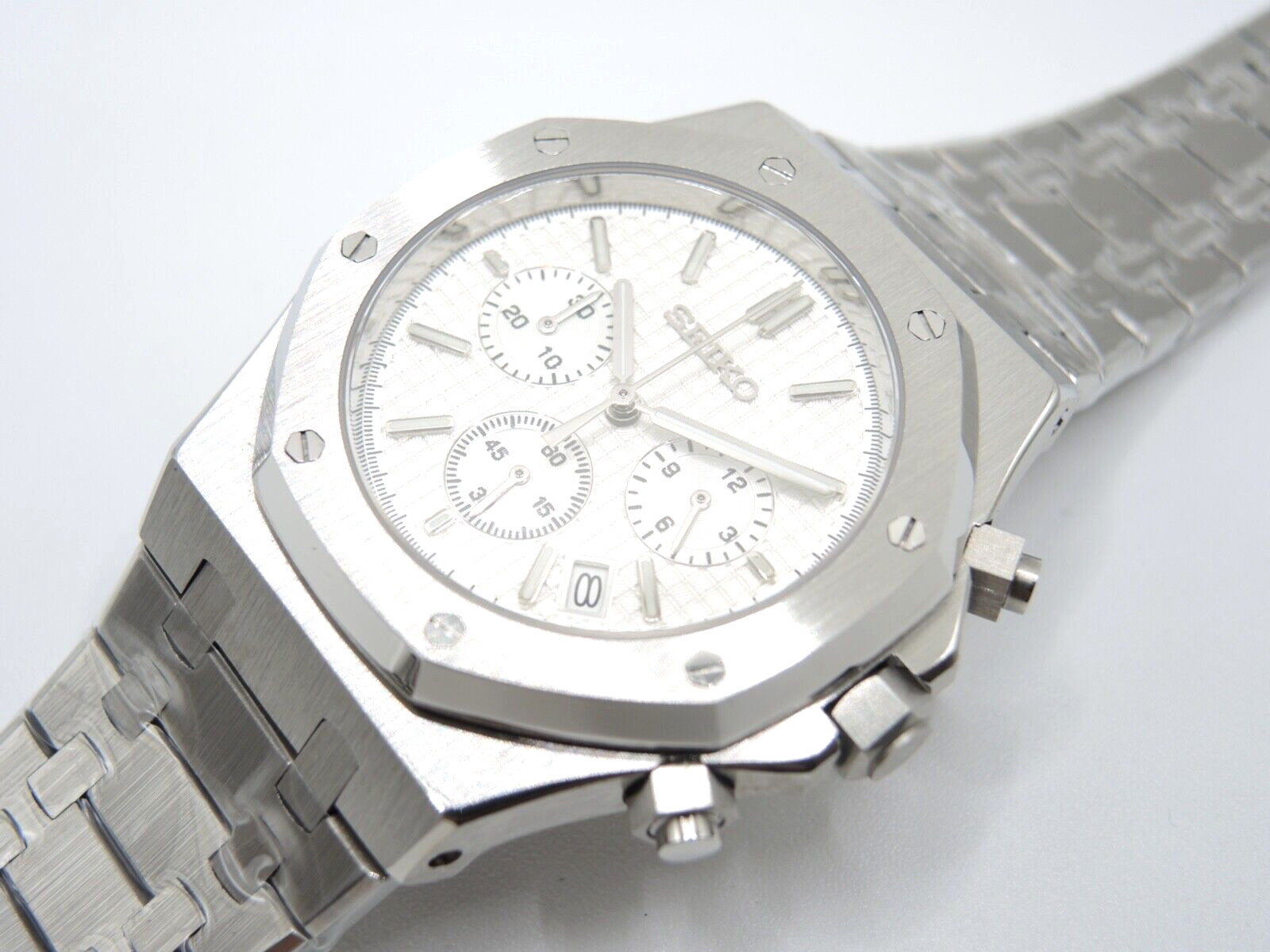 NEW CHRONOGRAPH QUARTZ DATE CAL. VK63A JAPAN SILVER WAFFLE DIAL ROO STYLE WATCH