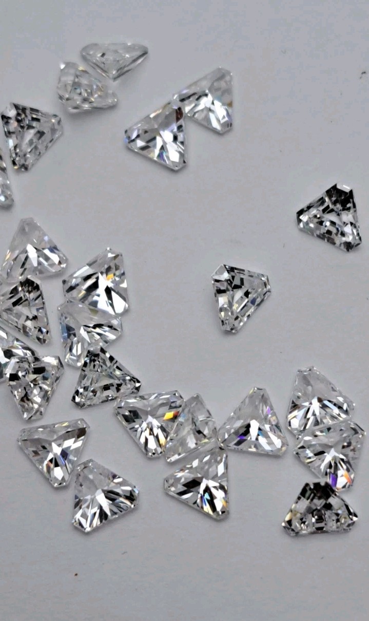 30 pieces Triangle 5mm CZ Cubic Zirconia Loose Stones