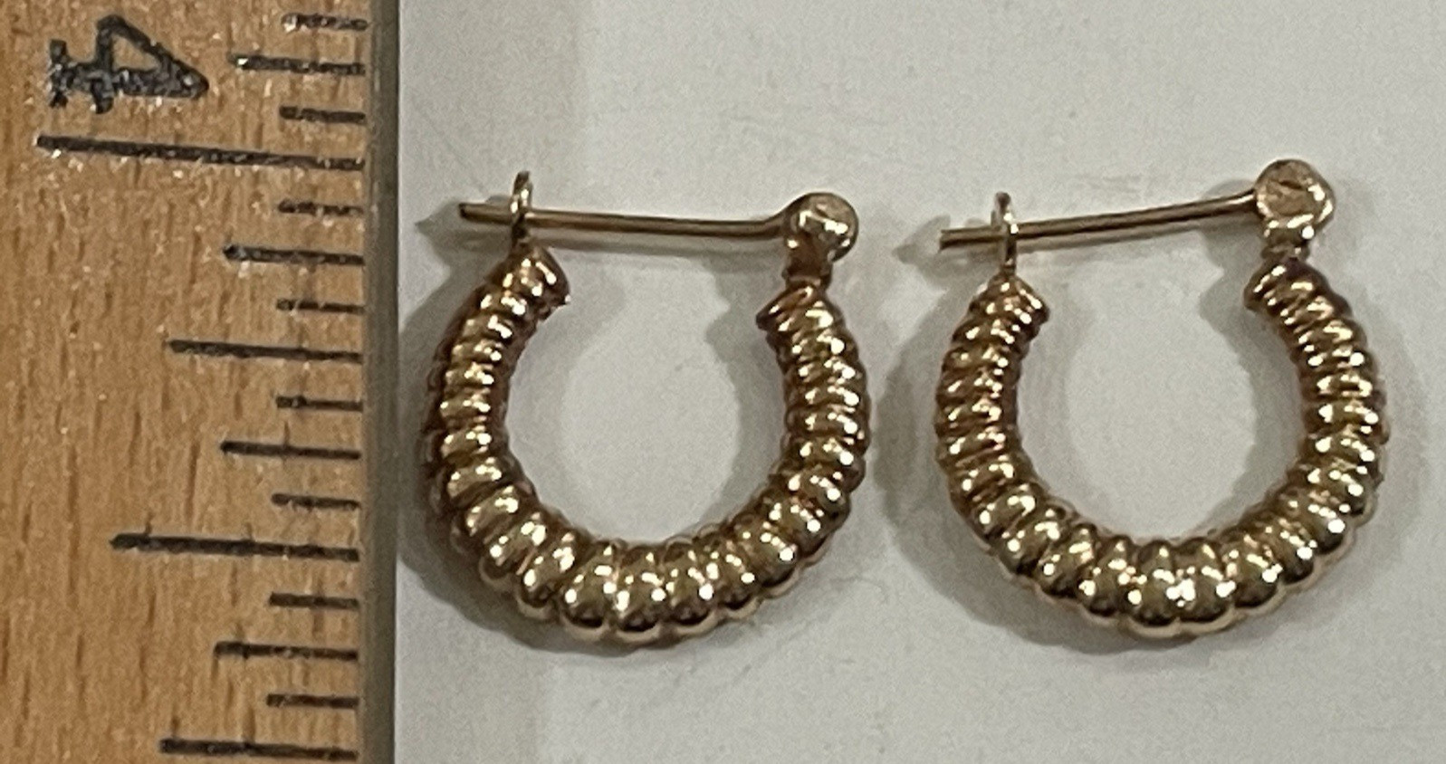 Yellow Gold Puffy Round Shape Pattern Hoops Earrings 1g / 0.5 inch USED READ