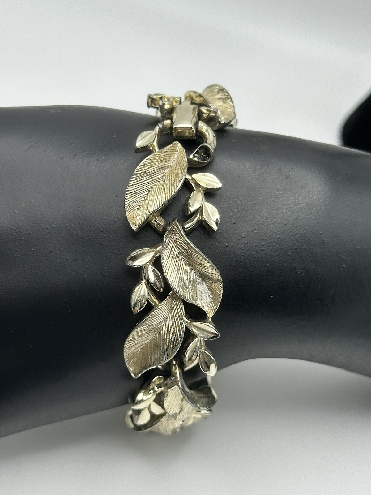 Vintage Lisner Gold Tone Vine Leaf Bracelet And Clip On Earrings Set
