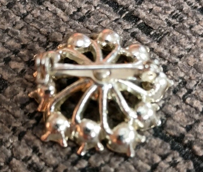 Vintage 50’s 60’s Emerald And Clear Rhinestone Gold Tone Brooch Pin Pinback