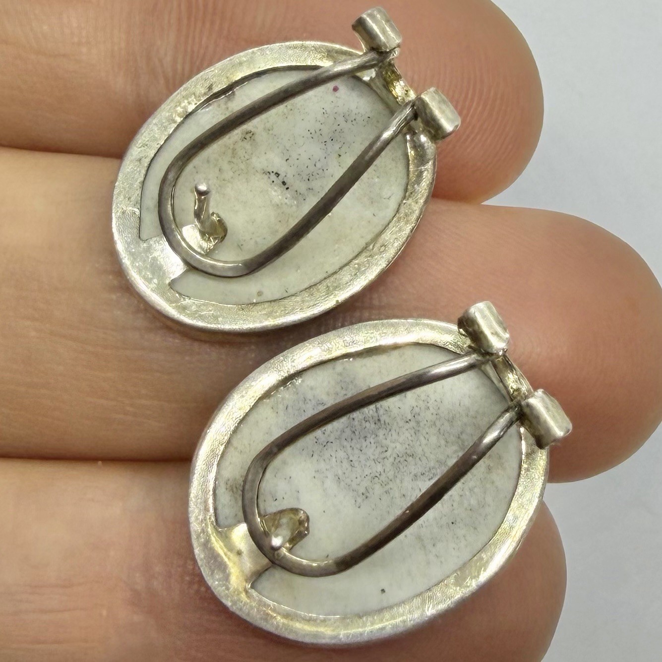 Vtg Chinese Export Painted Porcelain Shard Portrait 925 Bezel Earrings Omega