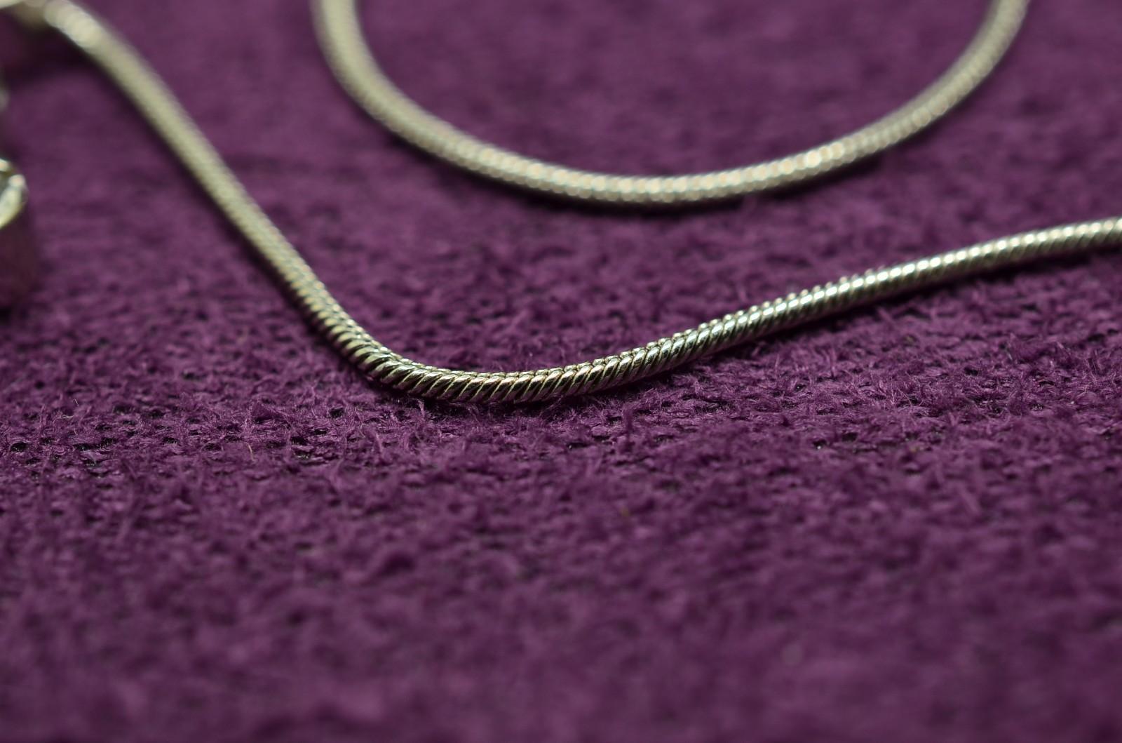 17.5″ 18K White Gold Snake Chain Necklace w/ 5 Stone Diamond Pendant