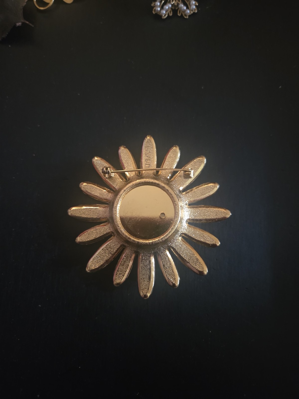 Gold Tone White Enamel Vintage AVON Daisy Flower Locket Brooch Pin Hinged 2.5 in