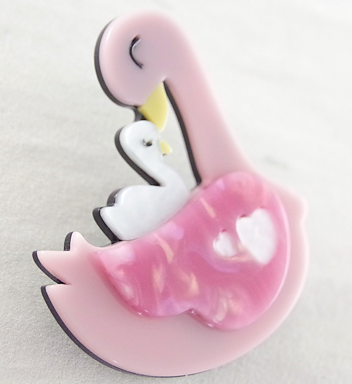 Cute! 2.5″ NWOT MOTHER & BABY SWAN BIRDS LAYERED ACRYLIC MOTHER’S DAY BROOCH PIN