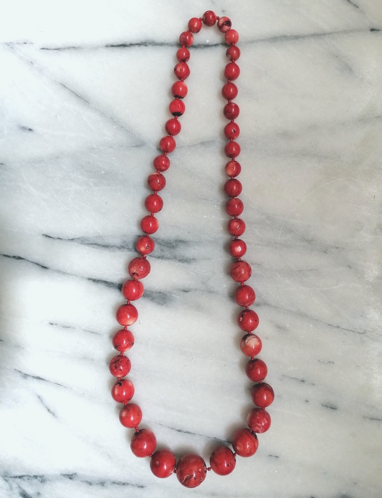 SPECTACULAR RED BAMBOO CORAL MAXI BALL CLIMBING NECKLACE, NEW.