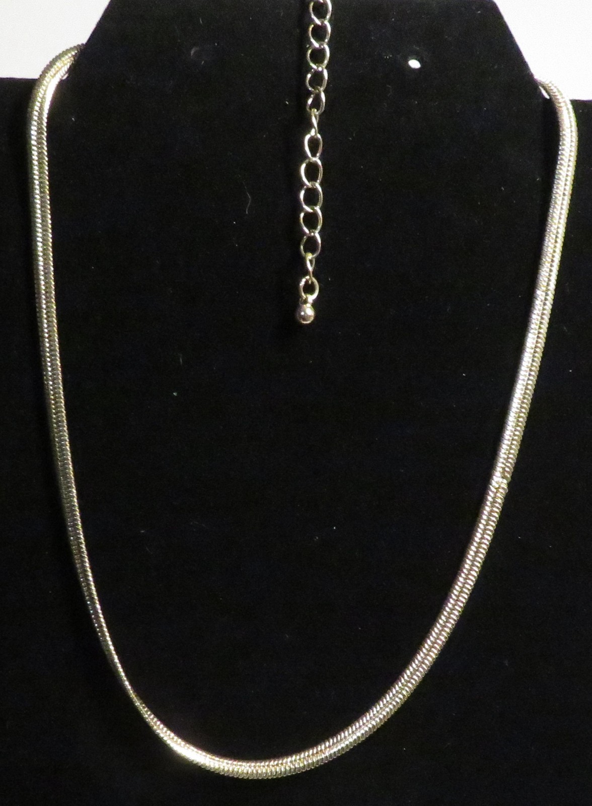 Vintage Women Gold Tone Herringbone Chain Necklace Flat Snake Choker 15-19″ adju