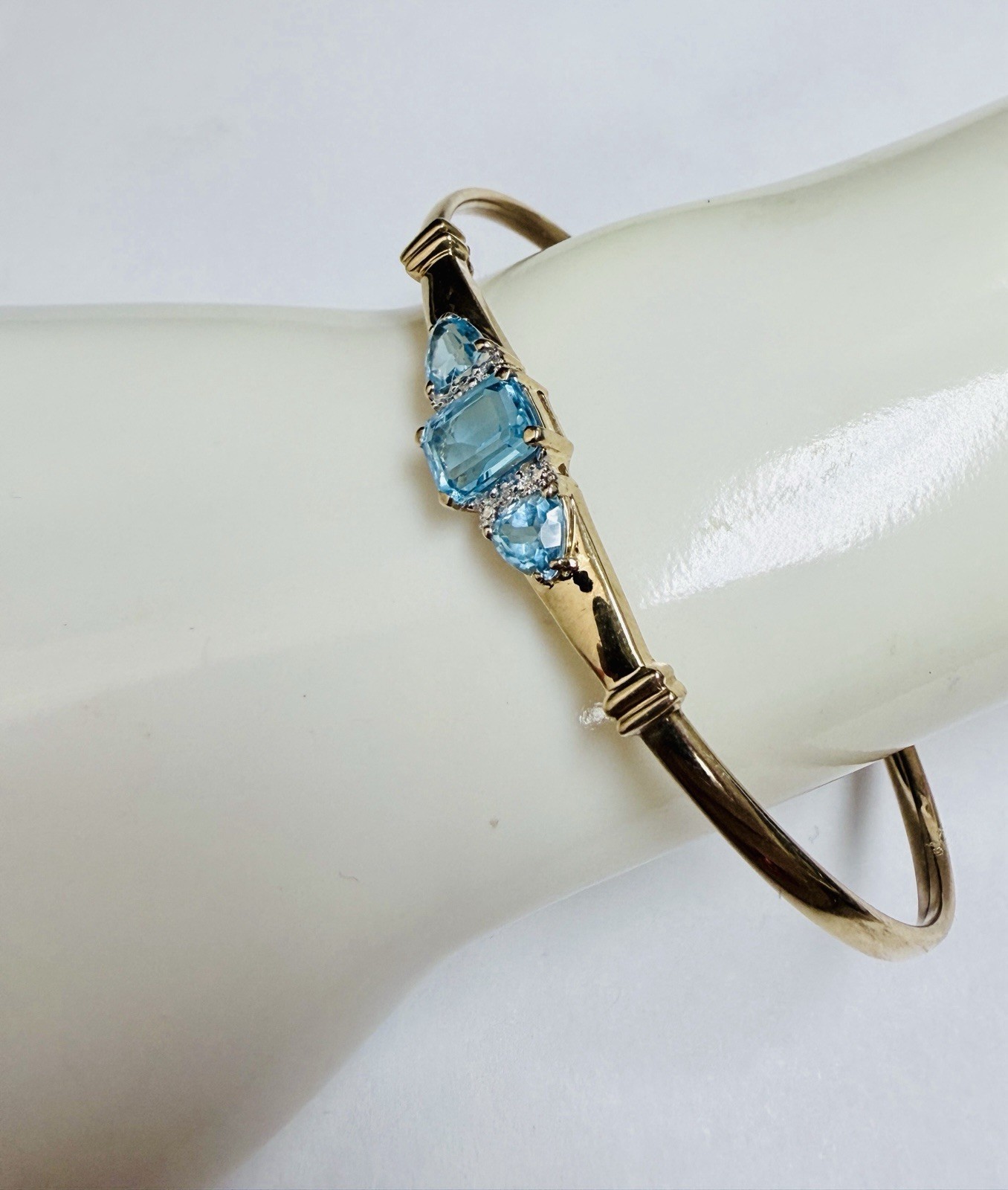10K Solid Yellow Gold Bracelet With Blue Gem & Diamonds ~ 7 inches ~ 6 Grams.