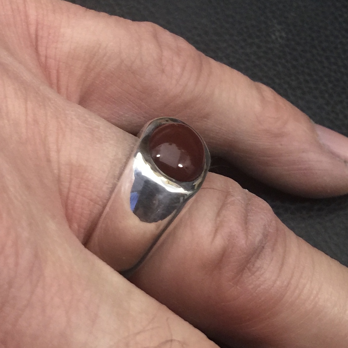 MJG STERLING SILVER MEN’S RING. 12 X 10mm OVAL CARNELIAN CAB. SIZE 10
