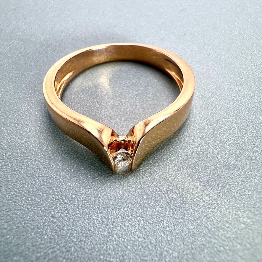 14K Rose Gold 3.0 mm V Band with .07 carat natural Diamond Size 6 3.2 grams