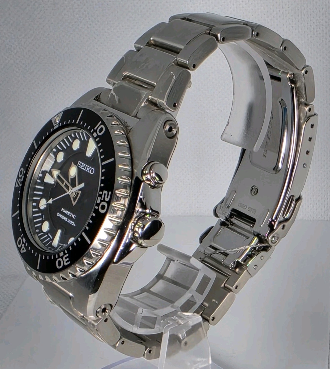 SEIKO KINETIC DIVERS MEN’S STAINLESS STEEL STEEL WATER RESISTAN 200M BLACK DIAL