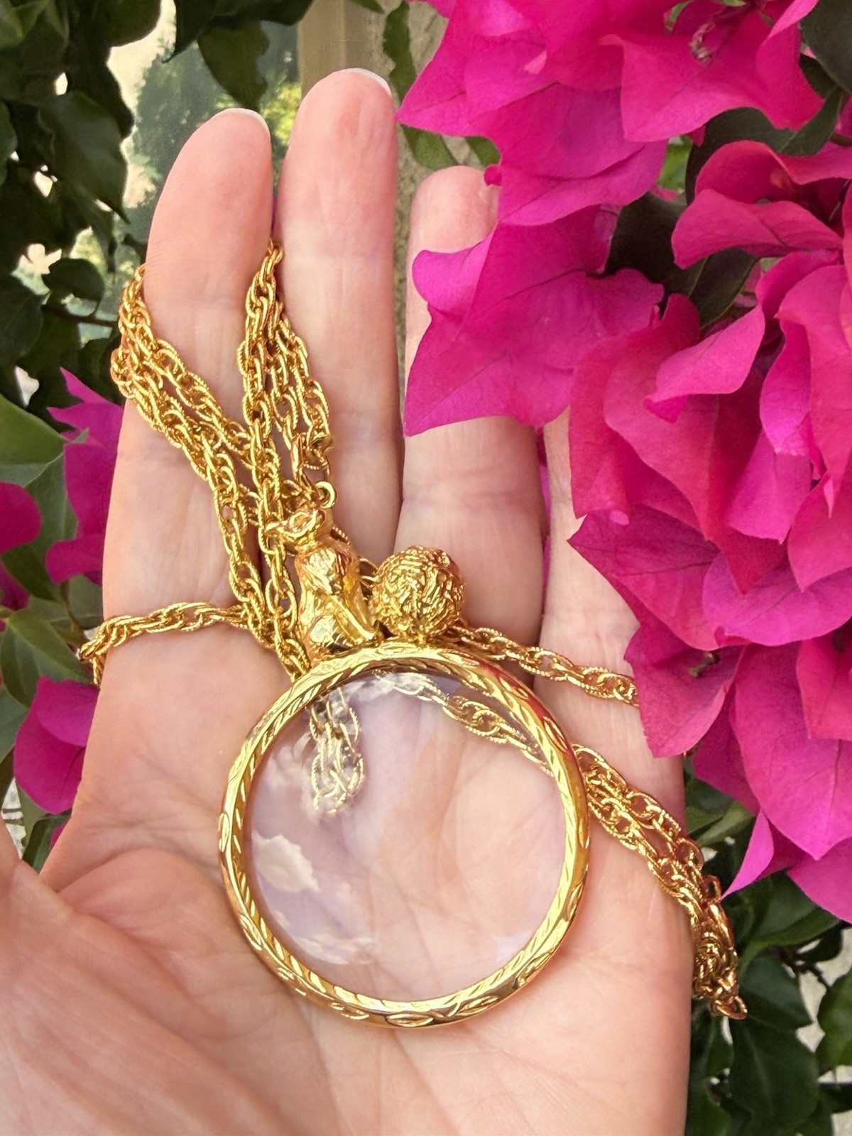 Vintage Gold Tone Cat & Yarn Ball Magnifying Glass Pendant Necklace on 31″ Chain