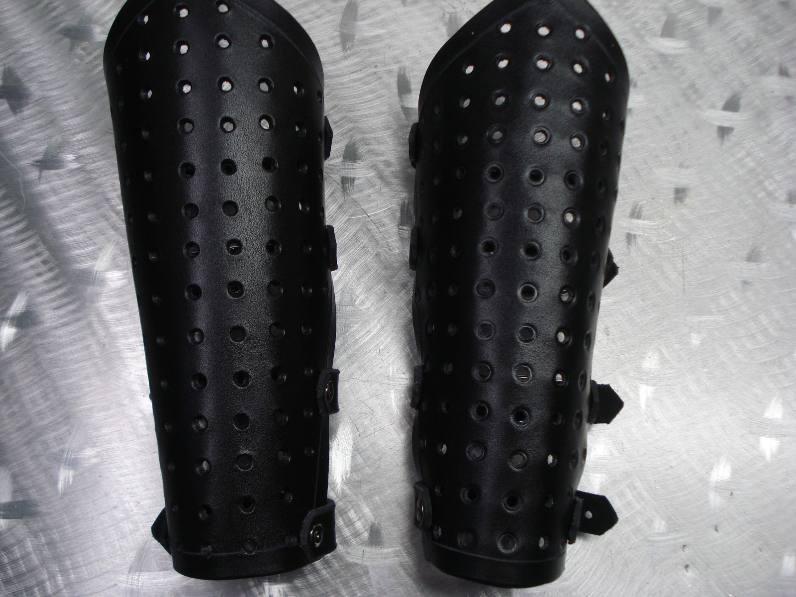 LEATHER PRE-PUNCHED UNISEX LEATHER GAUNTLET.BLACK METAL.(MDLUG0347)……FINLAND
