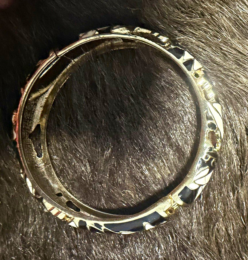 Gold Tone Black/White Enamel Floral Hinged Bangle Bracelet Flower Theme
