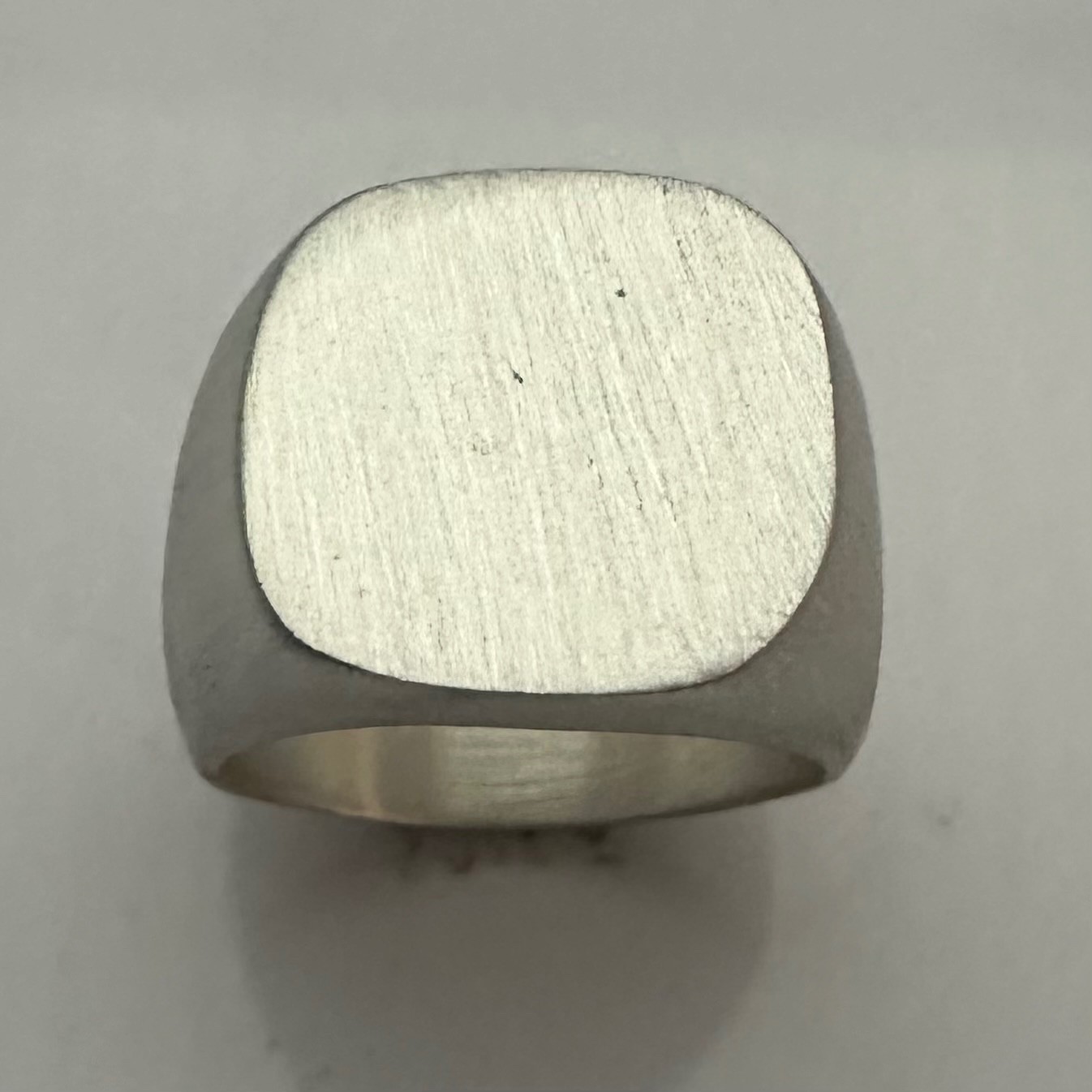 MJG STERLING SILVER SIGNET RING PLAIN TOP. 27 GR.. SZ 10 1/4