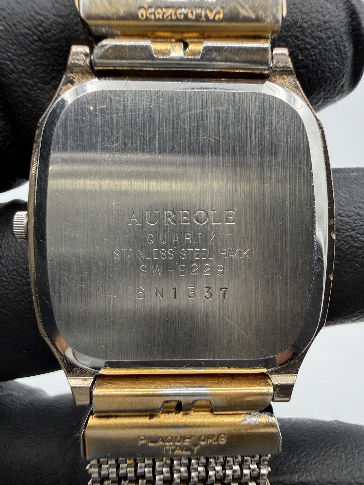 Aureole Quartz Gold Dial Wristwatch