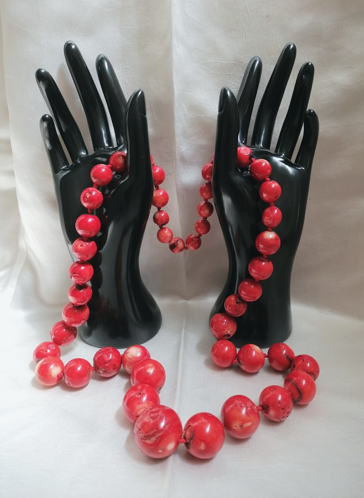 SPECTACULAR RED BAMBOO CORAL MAXI BALL CLIMBING NECKLACE, NEW.