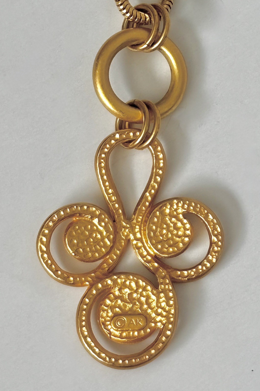 VTG Anne Klein Satin/Matte Gold Abstract Open Swirl Pendant Necklace 34” Chain