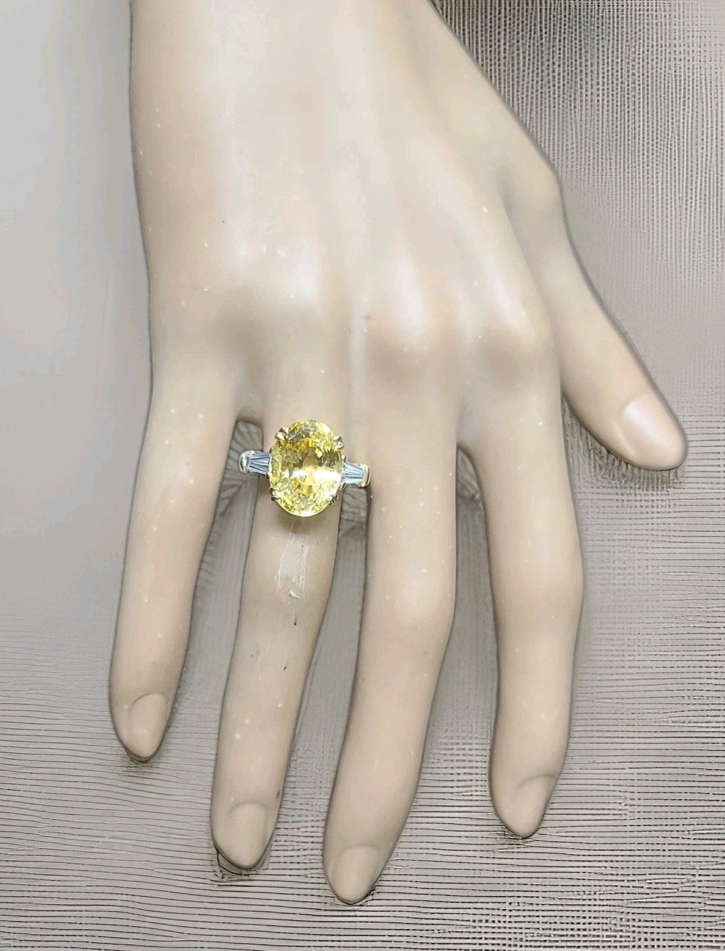 Vintage 14k Yellow gold Engagement ring 11.70ct Natural Oval Yellow Sapphire GIA