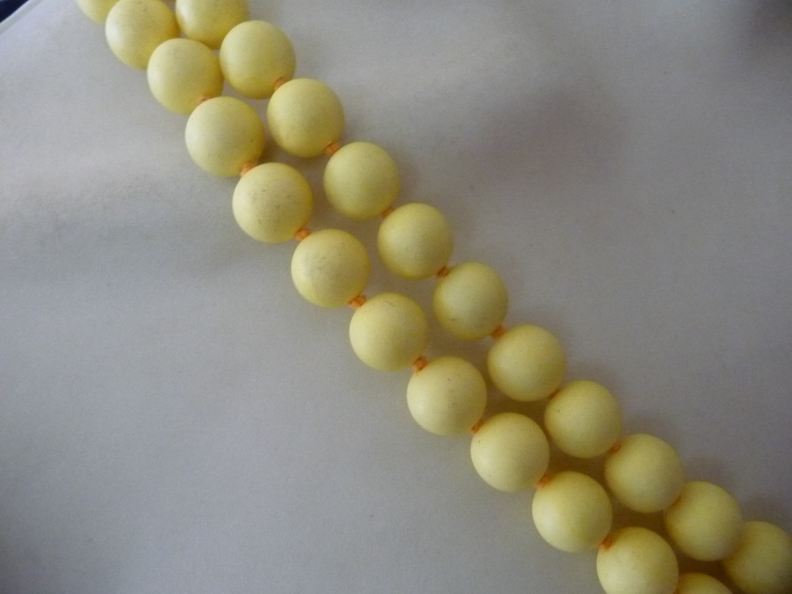 VTG JAPAN 10”L 2 STRAND LIGHT YELLOW BEADS 10”L NECKLACE #32/29