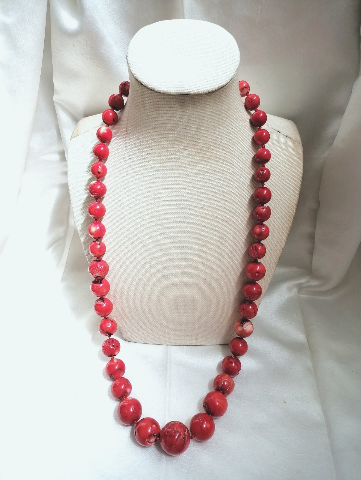 SPECTACULAR RED BAMBOO CORAL MAXI BALL CLIMBING NECKLACE, NEW.
