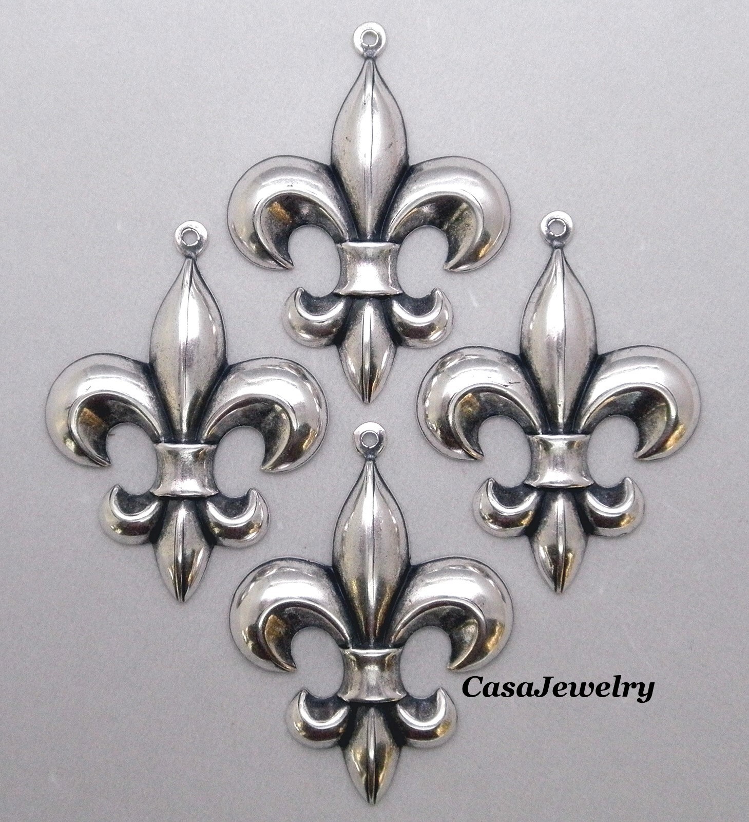 #1635 LARGE ANTIQUED STERLING SILVER PLATED FLEUR DE LYS W/TOP HANG RING – 4 Pcs
