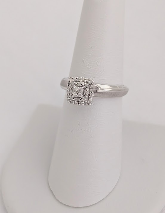Keepsake Brand Diamond Ring 10K Gold 3.2 Grams Retail $1399 Make me An Offer!