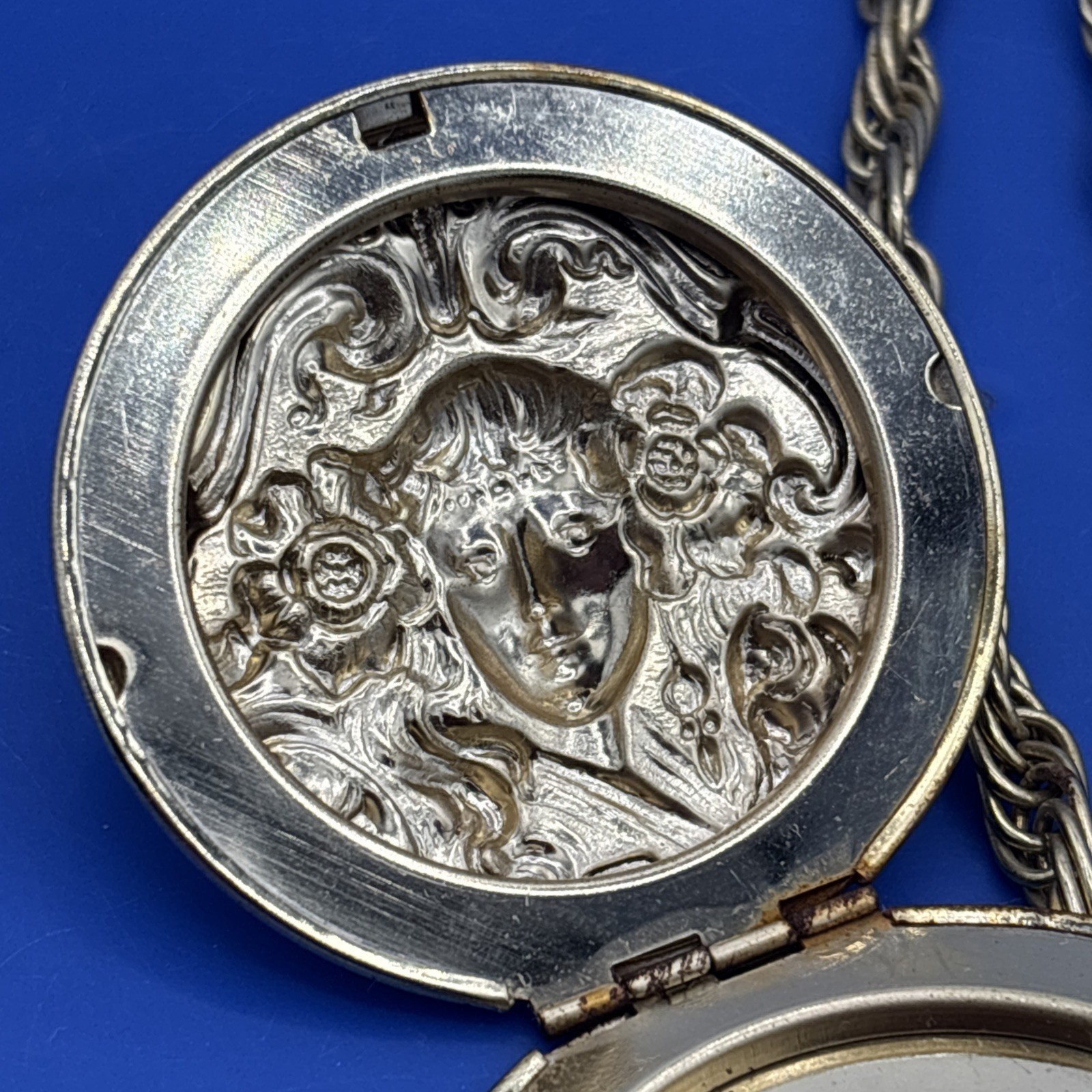 Vintage Whiting Davis Art Nouveau Lady Compact Locket Necklace 30” Gold Tone