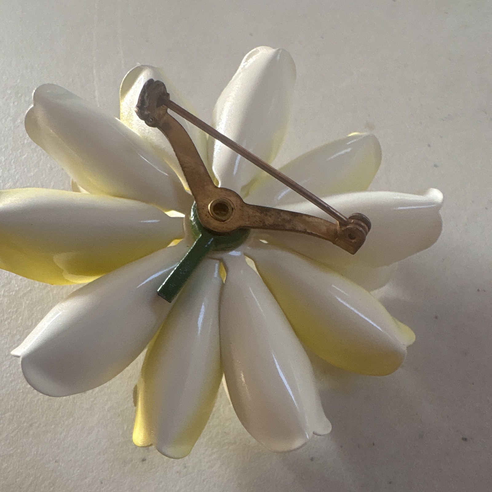 1960’s vintage White & Yellow Flower Brooch Pin, Plastic & Metal (flower power)