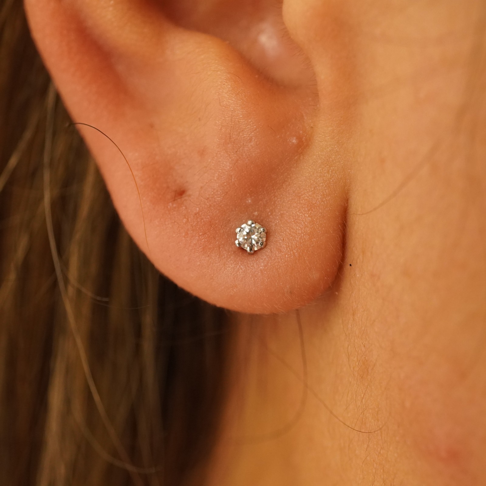 14k White Gold & 0.05ct Diamond Stud Earrings – Free Shipping USA